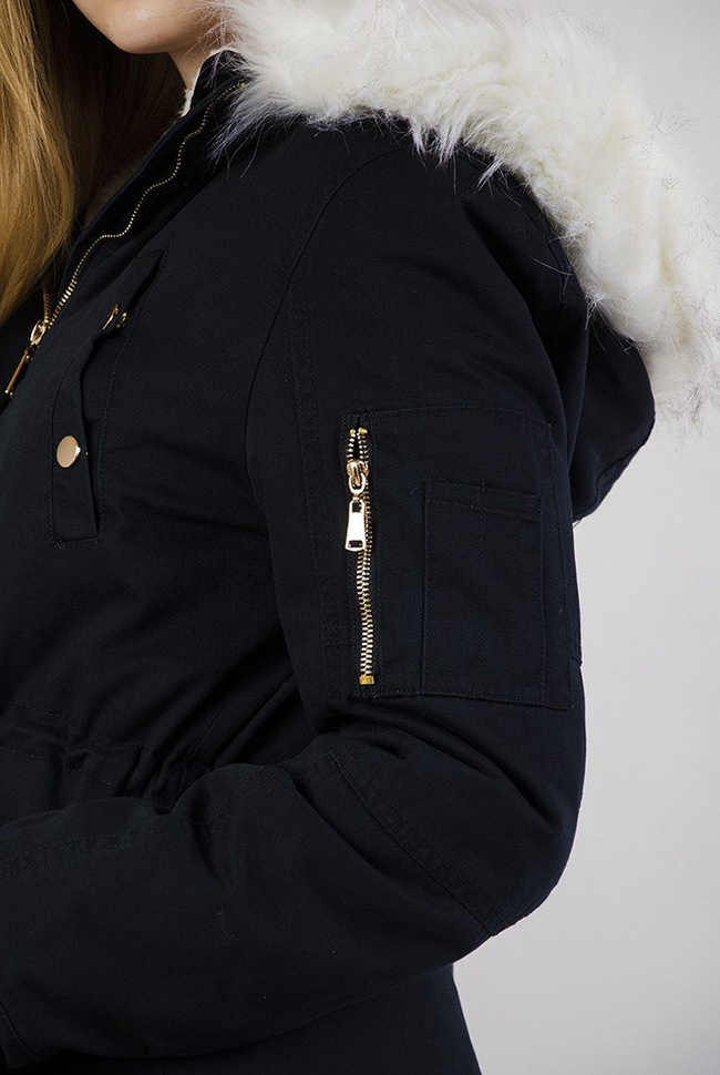 Granatowa kurtka parka z białym futerkiem