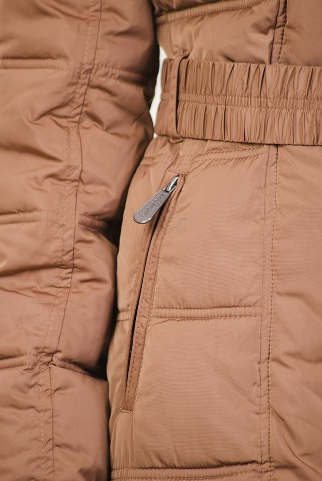 Brązowa pikowana kurtka z klamrą w pasie