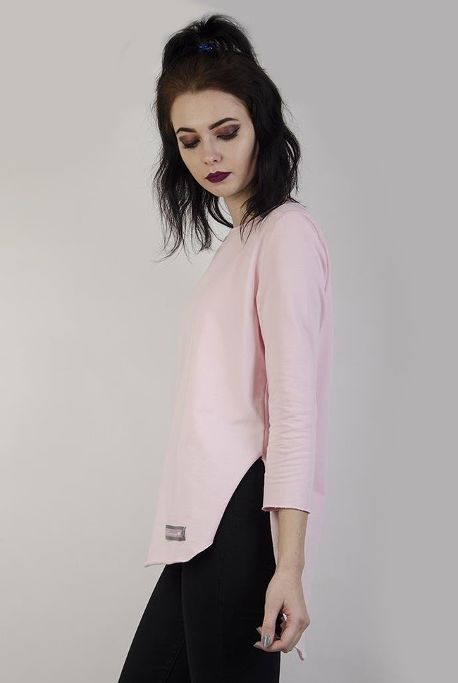 Jasnoróżowa, asymetryczna bluzka o prostym kroju