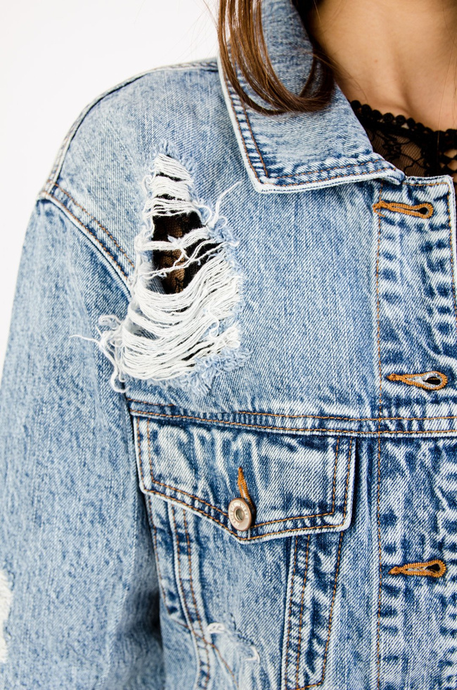 DŁUGA KURTKA JEANSOWA Z PRZETARCIAMI