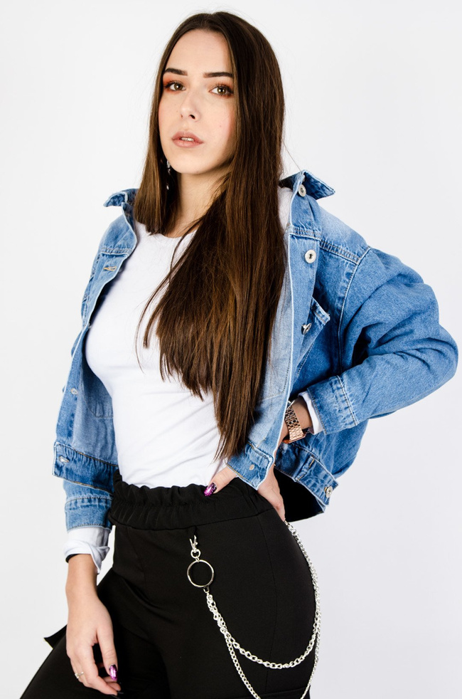 Krótka kurtka jeansowa z dużymi kieszeniami