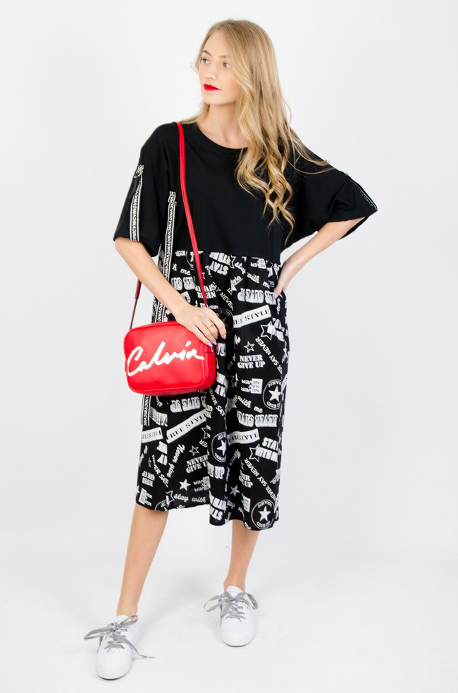 CZARNA ROZKLOSZOWANA SUKIENKA Z NAPISAMI