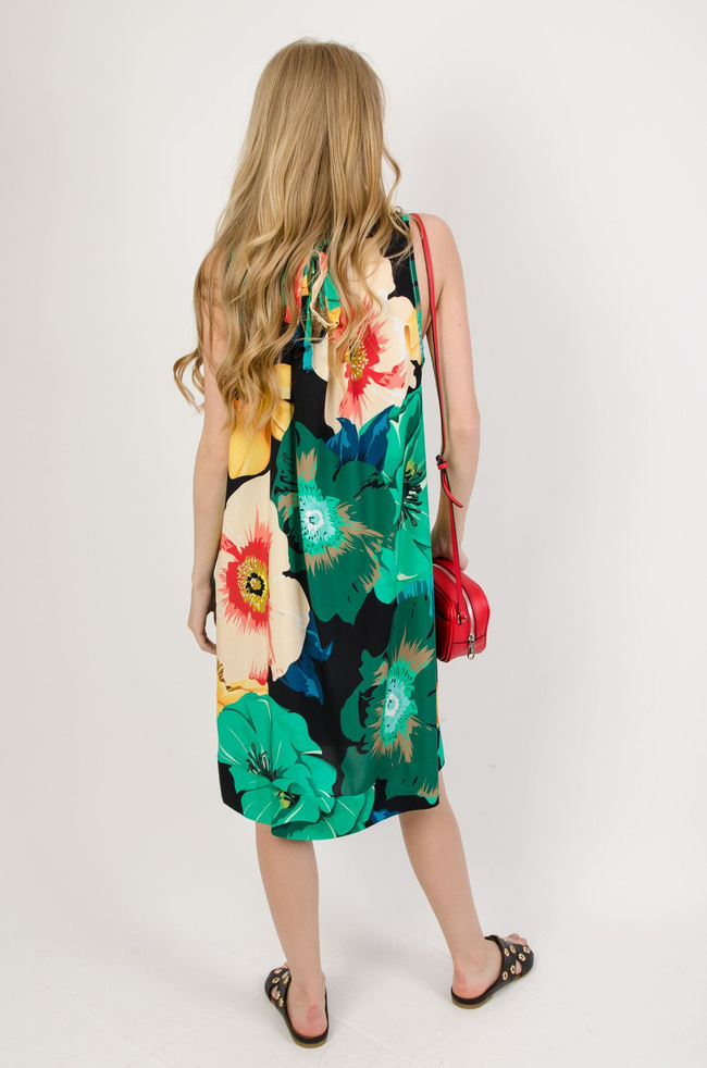 Zielona sukienka w kwiaty wiązana przy szyi