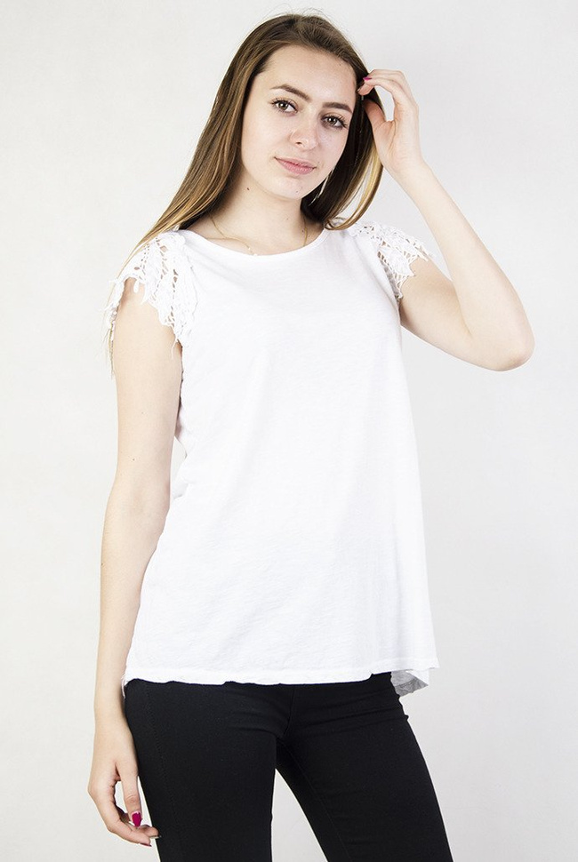 Biała bluzka z ażurowymi zdobieniami
