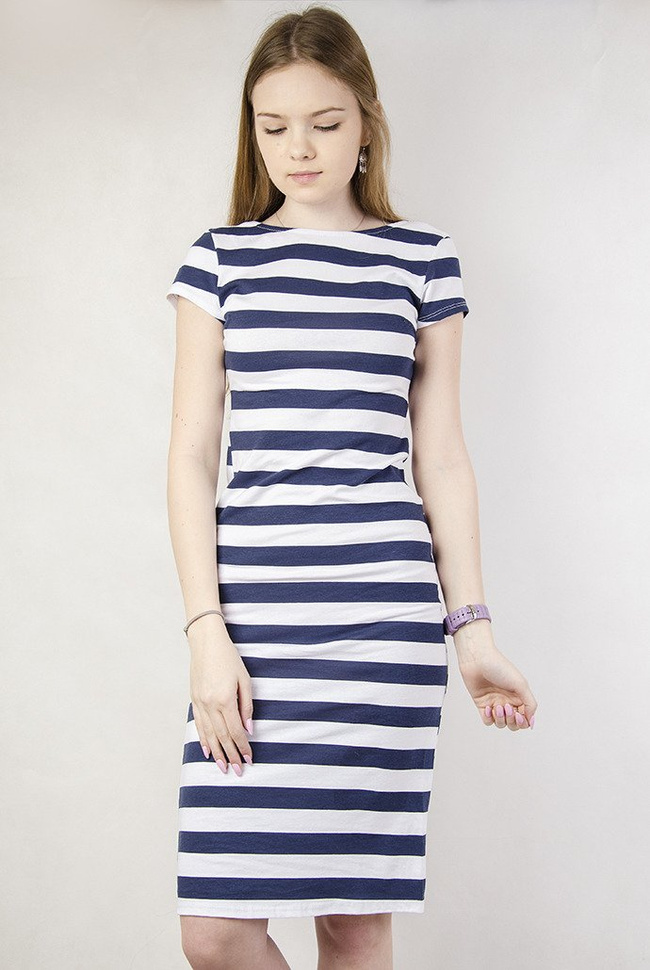 Sukienka w biało-granatowe paski wiązana wstążką z tyłu