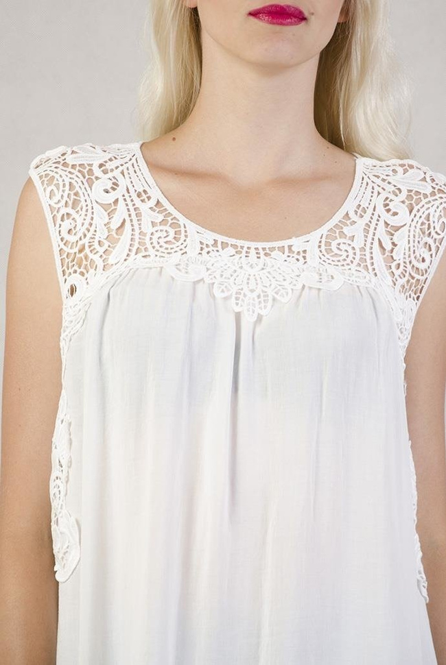 Biała bluzka z ażurowym dekoltem