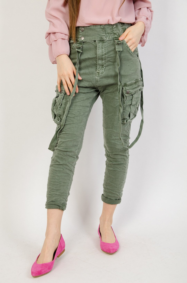 Joggery w kolorze khaki z kieszeniami oraz szelkami