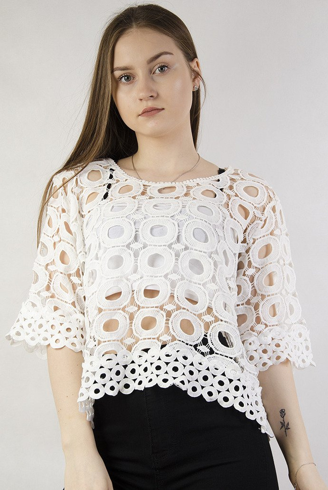 Biała bluzka w powycinane kółka