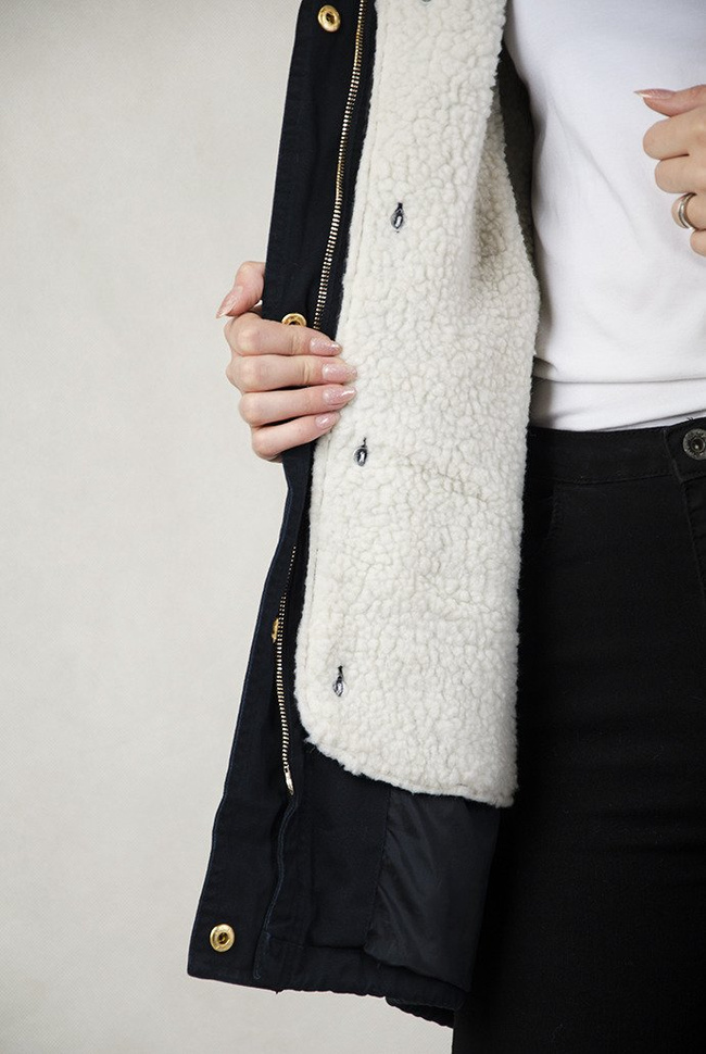 Granatowa kurtka parka z białym futerkiem