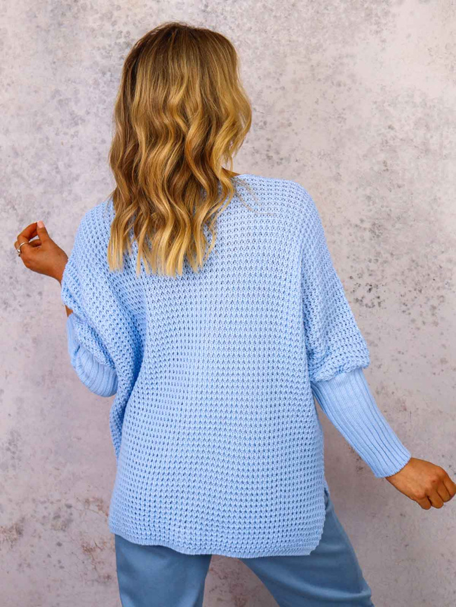 SWETER OVERSIZE O KROJU NIETOPERZA Z OZDOBNĄ APLIKACJĄ- NIEBIESKI