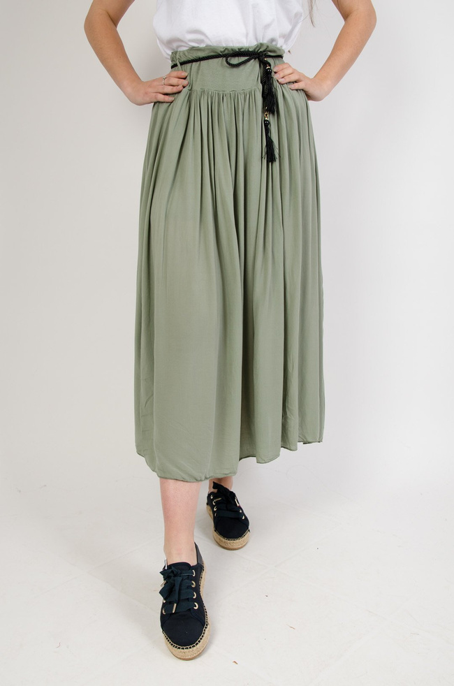 Zielona długa spódnica z szerokim pasem