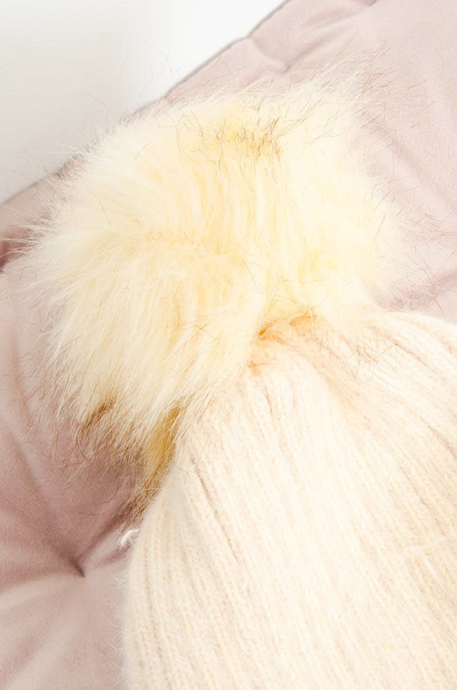 BEŻOWA OCIEPLANA CZAPKA Z PRZYPINKĄ