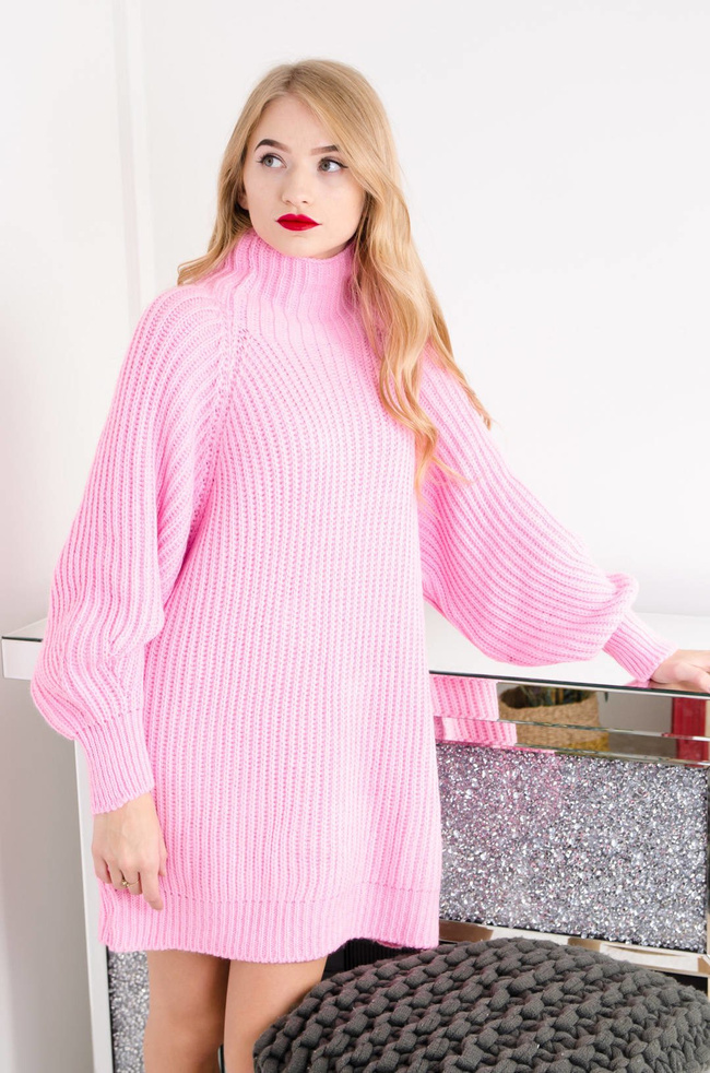 DŁUGI RÓŻOWY SWETER Z PÓŁGOLFEM