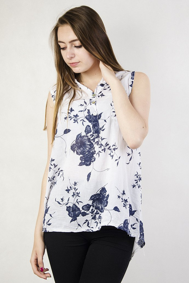 Biała bluzka z niebieskimi akcentami