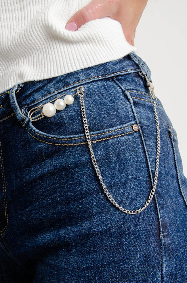 CIEMNE SPODNIE JEANSOWE Z PRZYPINKĄ-WYSOKI STAN