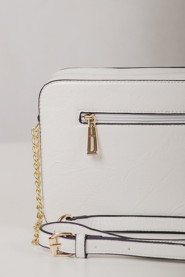 Kremowa, usztywniana torebka ze złotym łańcuszkiem