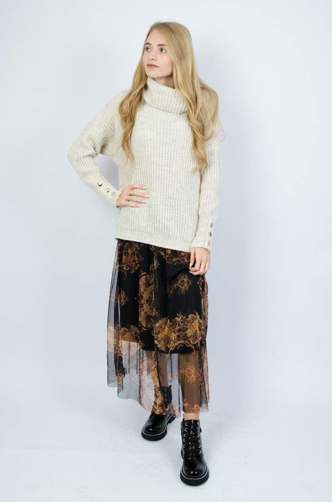 Beżowy sweter z golfem 