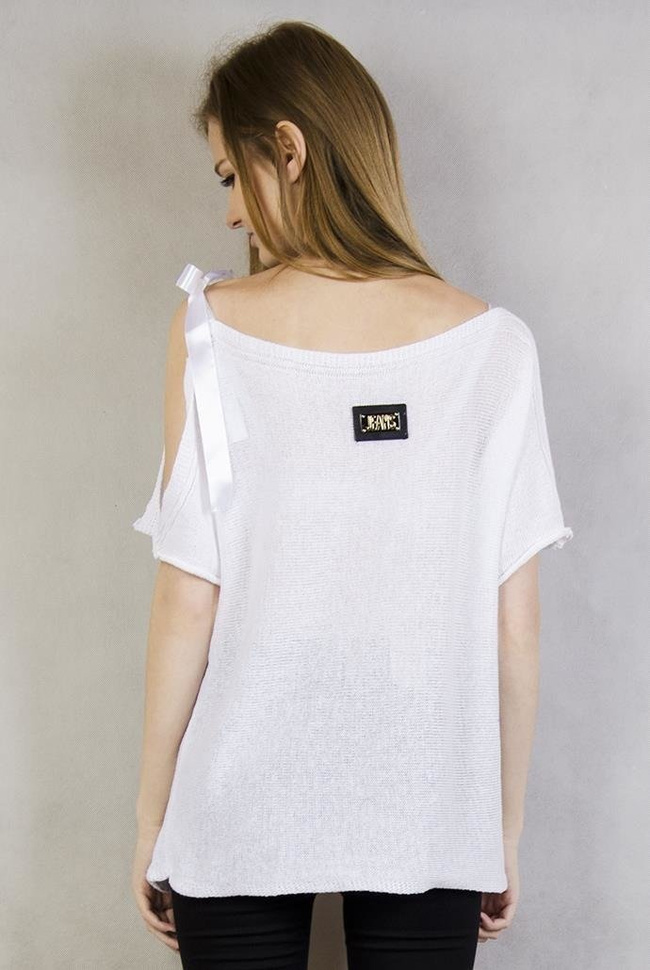 Krótki biały sweter ze wstążką i wycięciem