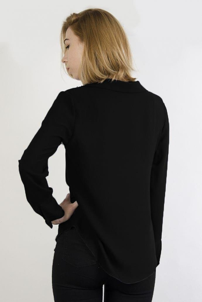 Asymetryczna czarna koszula z ćwiekami przy kołnierzu