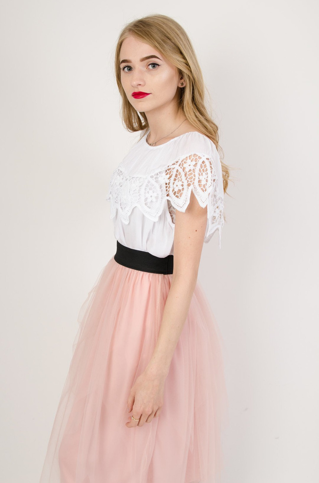 Biała bluzka z hiszpańskim dekoltem i ażurowym wykończeniem