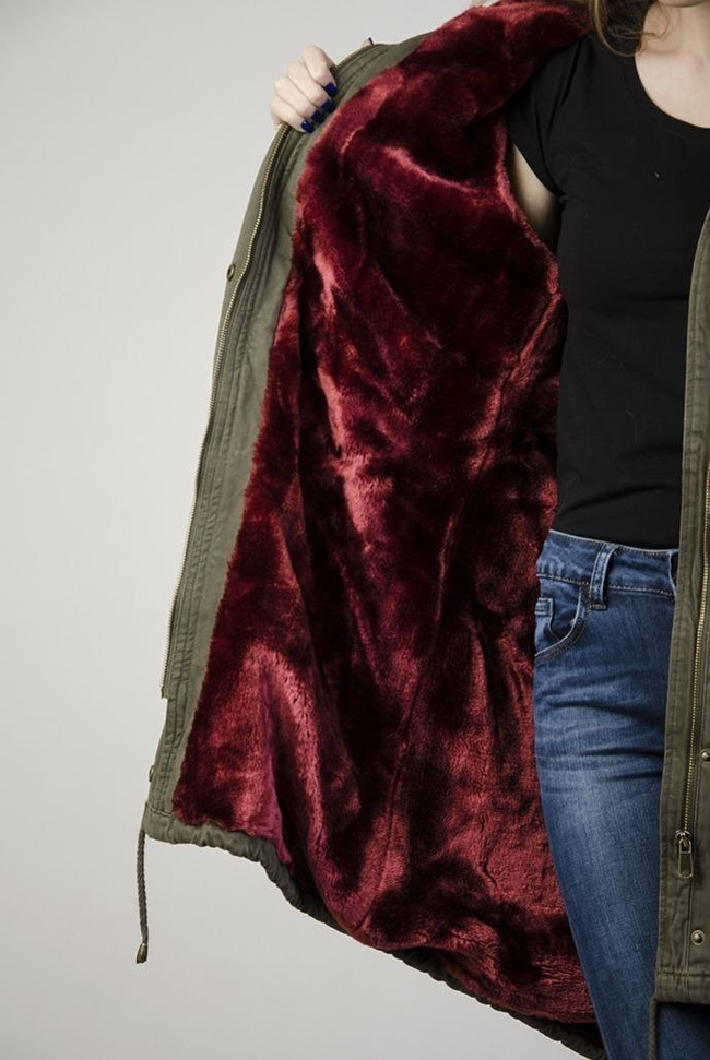 Kurtka khaki typu parka z bordowym futerkiem