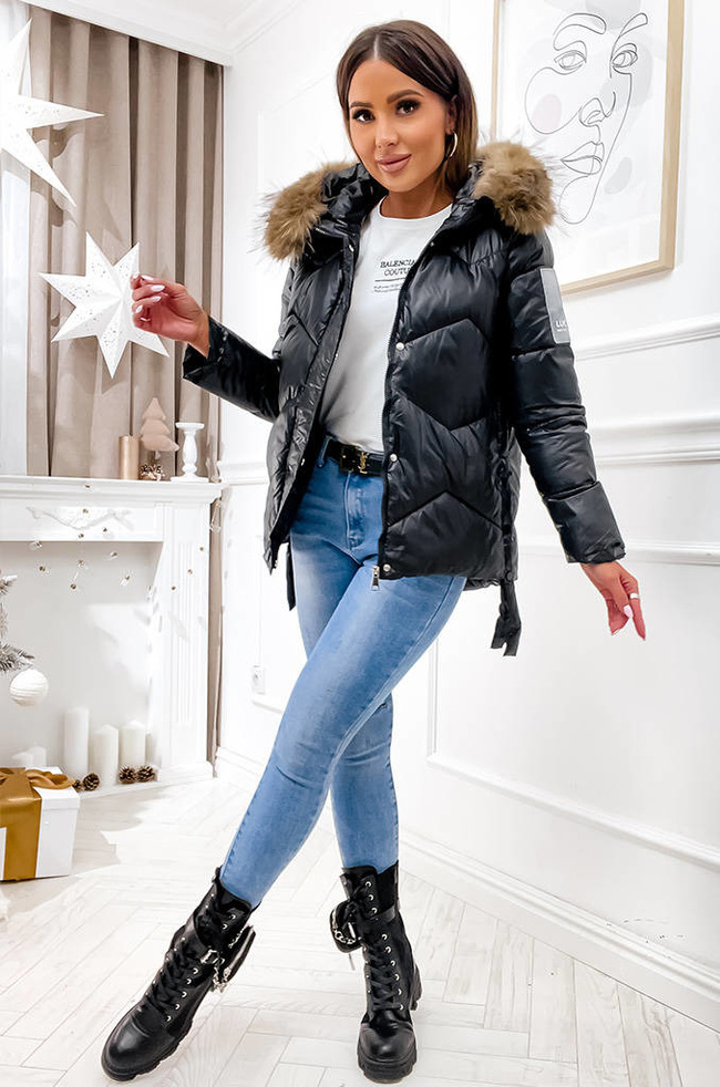 KURTKA ASYMETRYCZNA Z OZDOBNYMI ZATRZASKAMI PO BOKACH- CZARNA