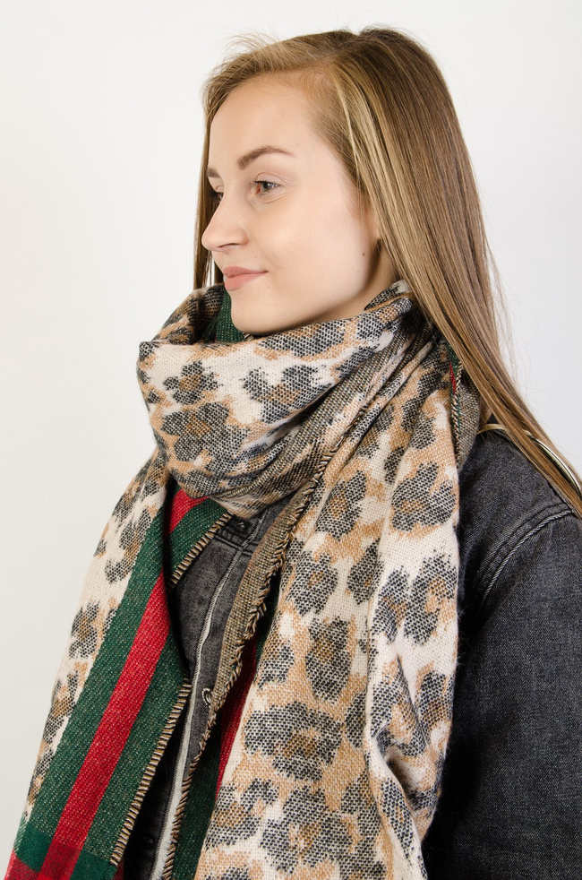Beżowy szal w cętki z czerwono zielonym pasem 
