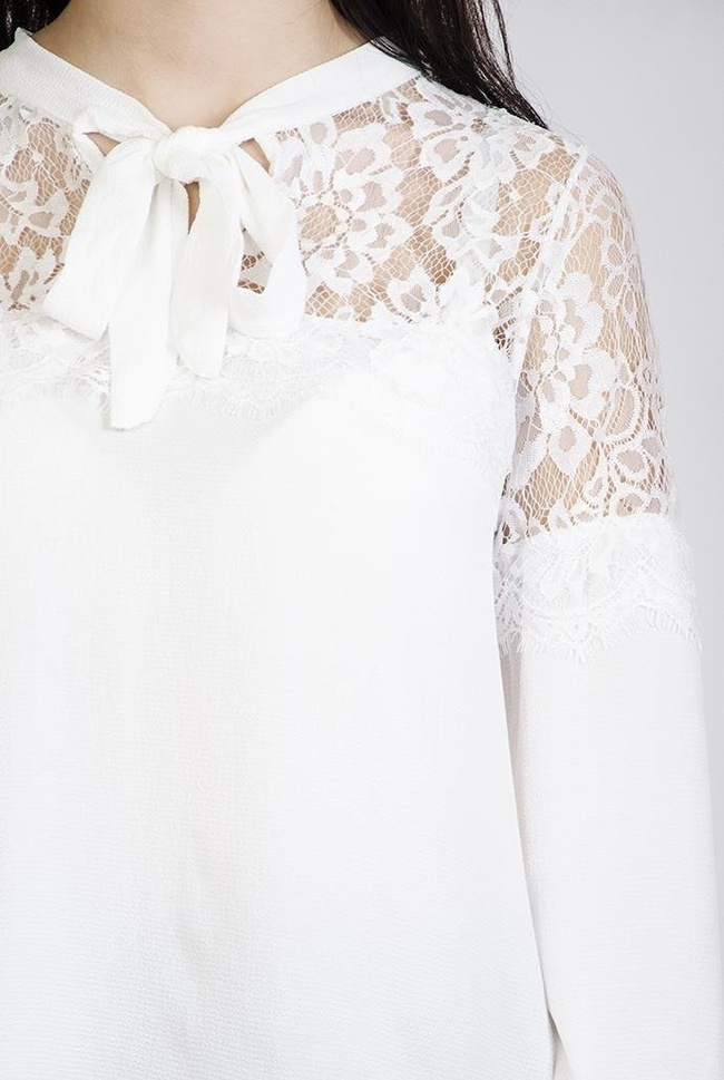 Biała bluzka koszulowa z kokardą