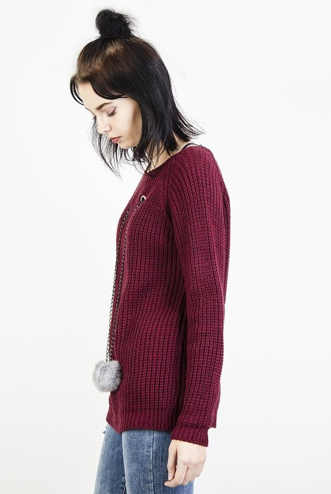 Bordowy sweter z pomponami na łańcuszku
