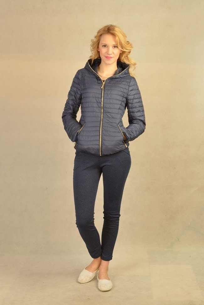 Granatowa kurtka pikowana z zamkiem na kapturze