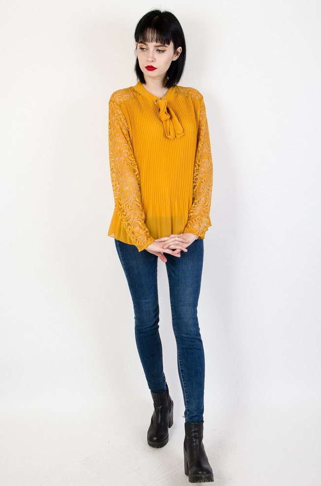 Musztardowa plisowana koszula z koronkowymi rękawami