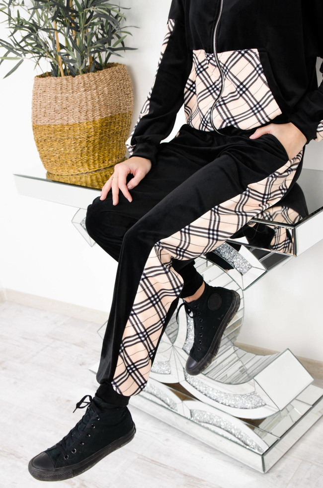 CZARNY WELUROWY DRES Z WSTAWKAMI W KRATĘ 