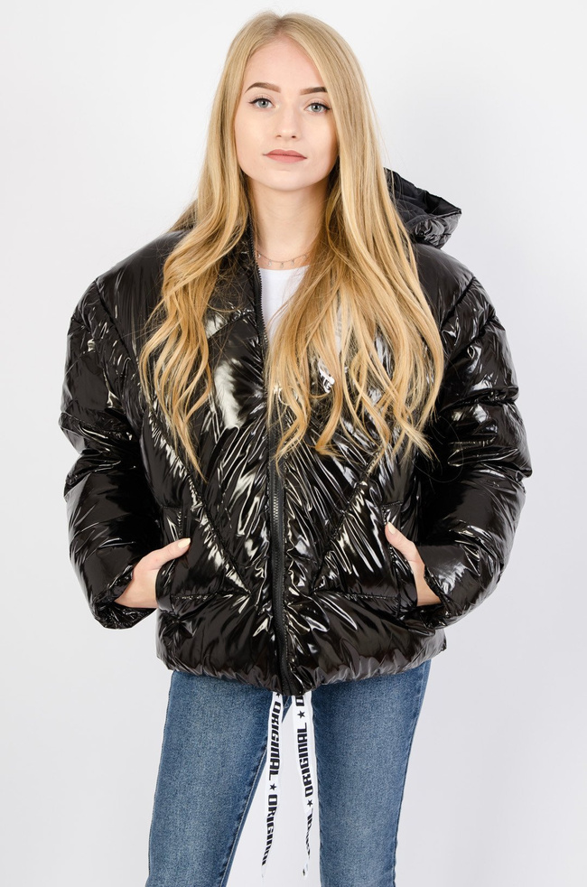Czarna metaliczna kurtka z pikowaniem