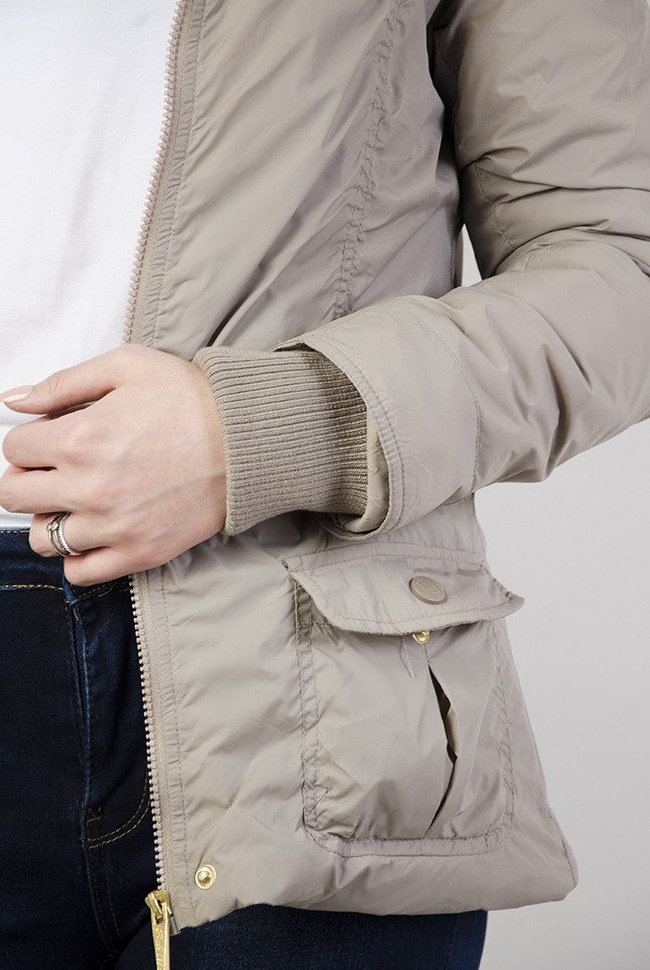 Beżowa kurtka z paskiem w talii