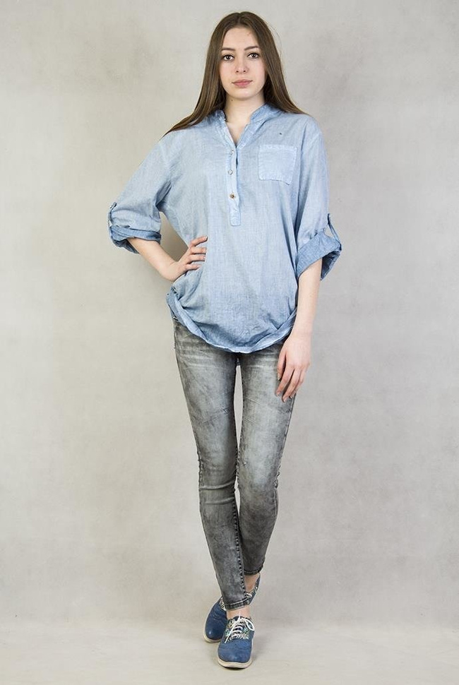 Jasnoniebieska koszula po bokach ze stójką