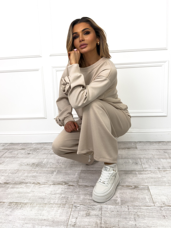 KOMPLET DRESOWY MASEŁKOWY BLUZA Z KWIATAMI NA RĘKAWACH+ SPODNIE Z SZEROKĄ NOGAWKĄ- BEŻOWY