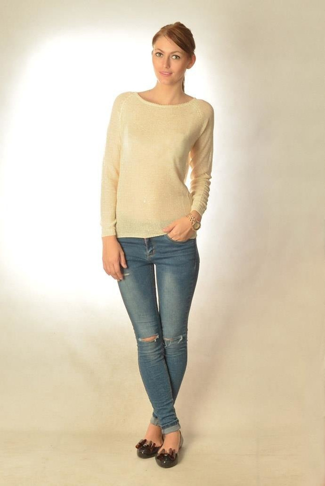 Beżowy sweter z kokardką