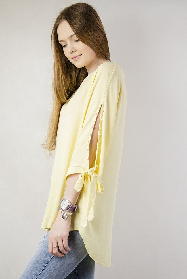 Żółta asymetryczna bluzka z wiązaniem przy rękawie oraz perełkami