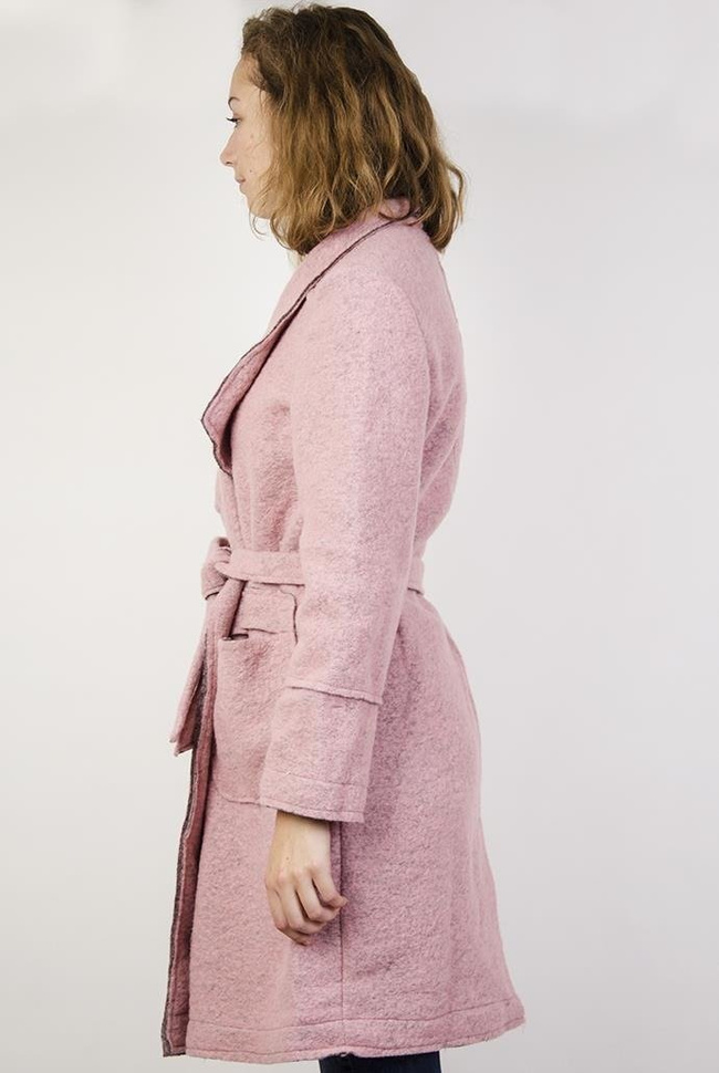 Jasnoróżowy płaszcz z kieszeniami, wiązany w pasie