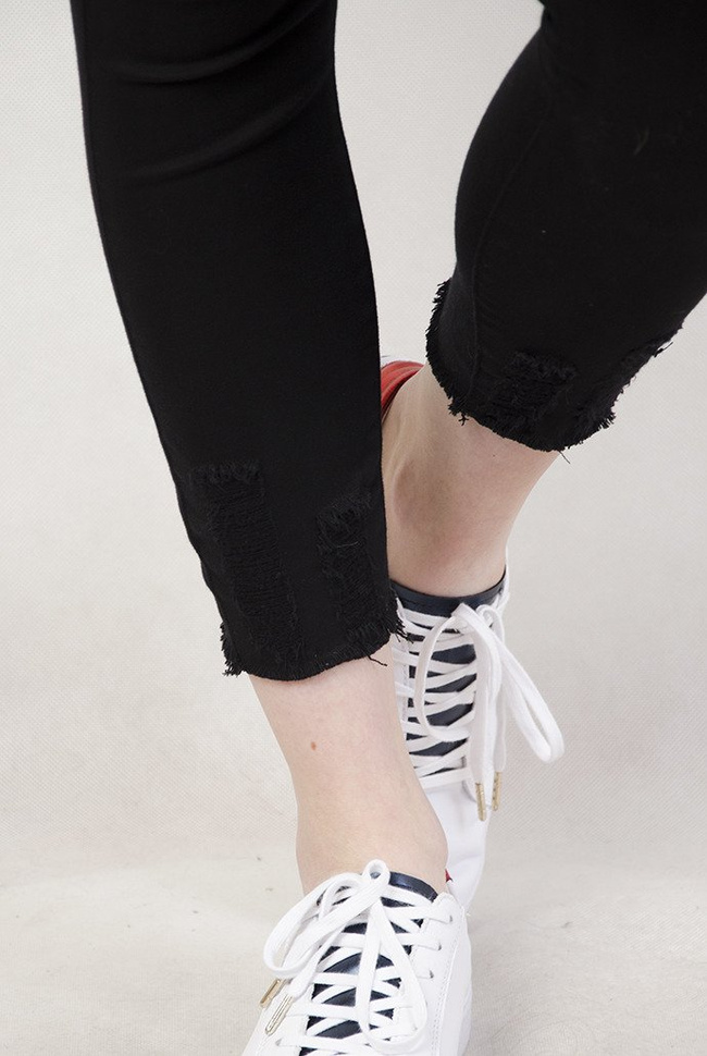 Czarne spodnie jeansowe z koralikami i przetarciami