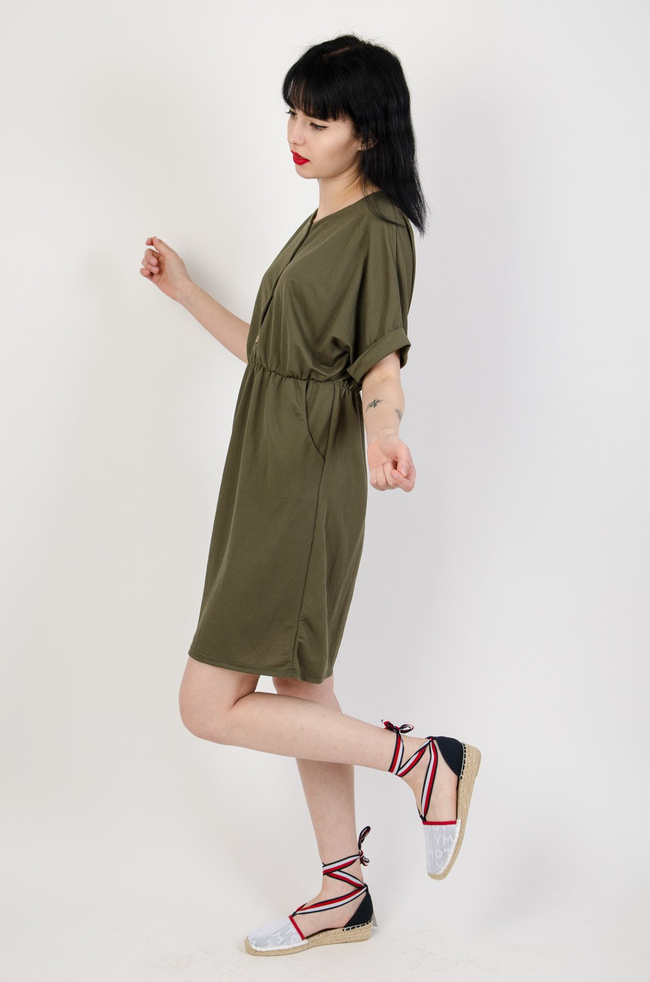 Zielona sukienka z gumą w pasie 