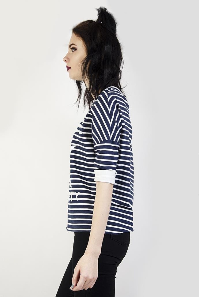 Bluzka w biało-granatowe paski, z nadrukiem