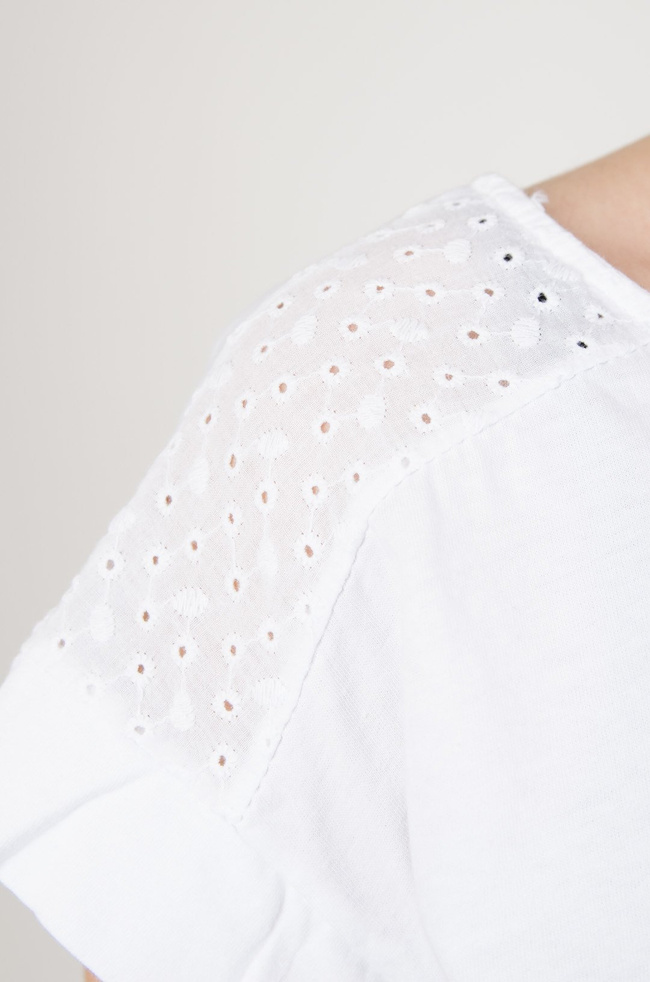 Biała bluzka z rozszerzanym dołem