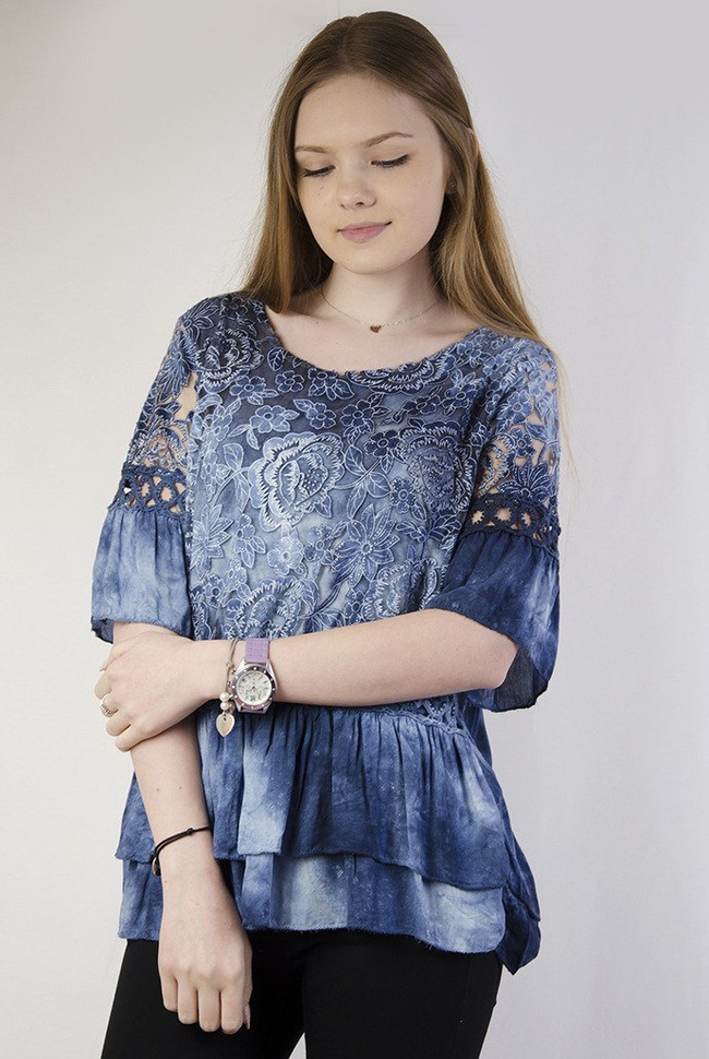 Niebieska, cieniowana bluzka z falbanką