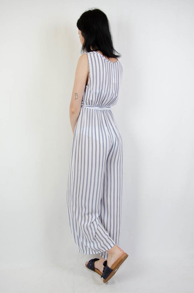 KOMBINEZON W BIAŁO GRANATOWE PASY Z ROZRZEDZANYMI NOGAWKAMI