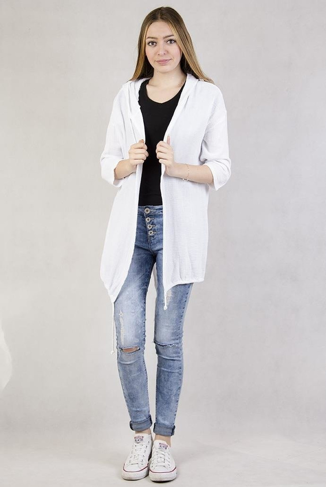 Biała narzuta z kapturem, ściągana na dole