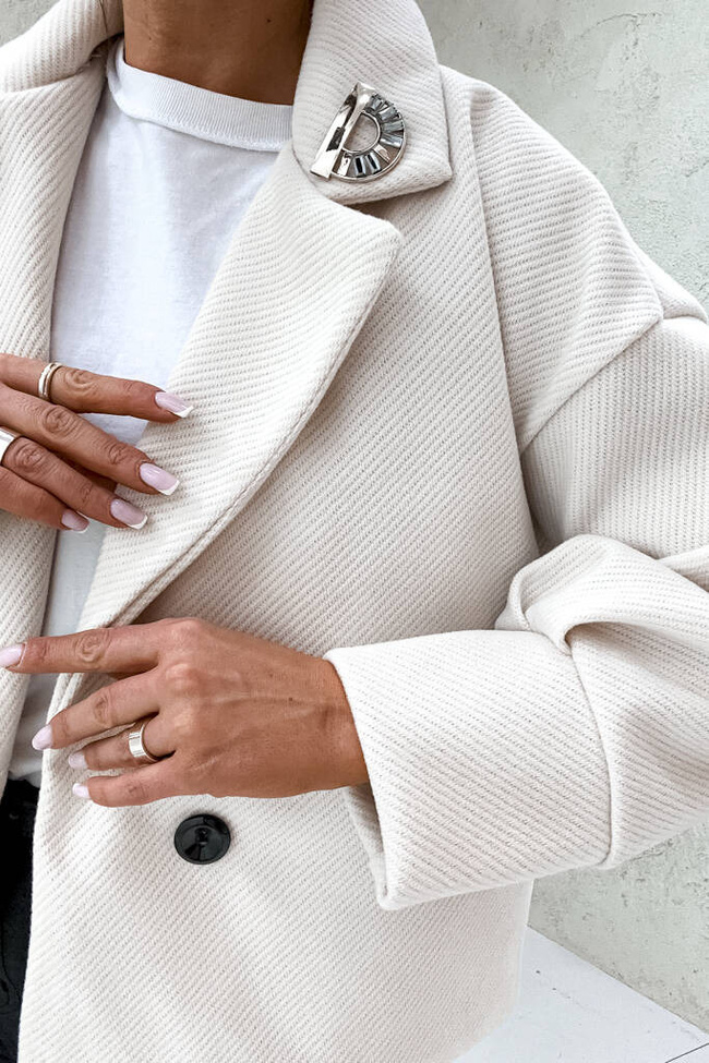 KURTKA DWURZĘDOWA O FASONIE MARYNARKI Z BROSZKĄ- BEŻOWA