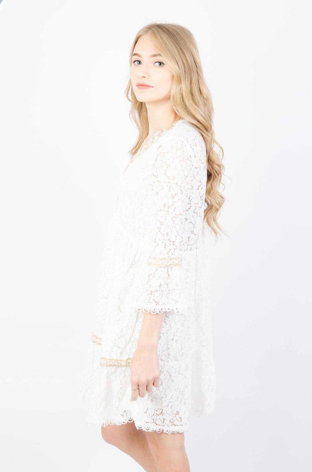 Biała koronkowa sukienka ze złotymi wstawkami - Olika