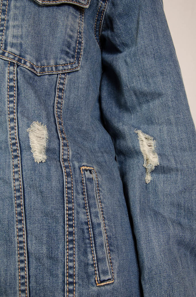  Długa kurtka jeansowa z przetarciami