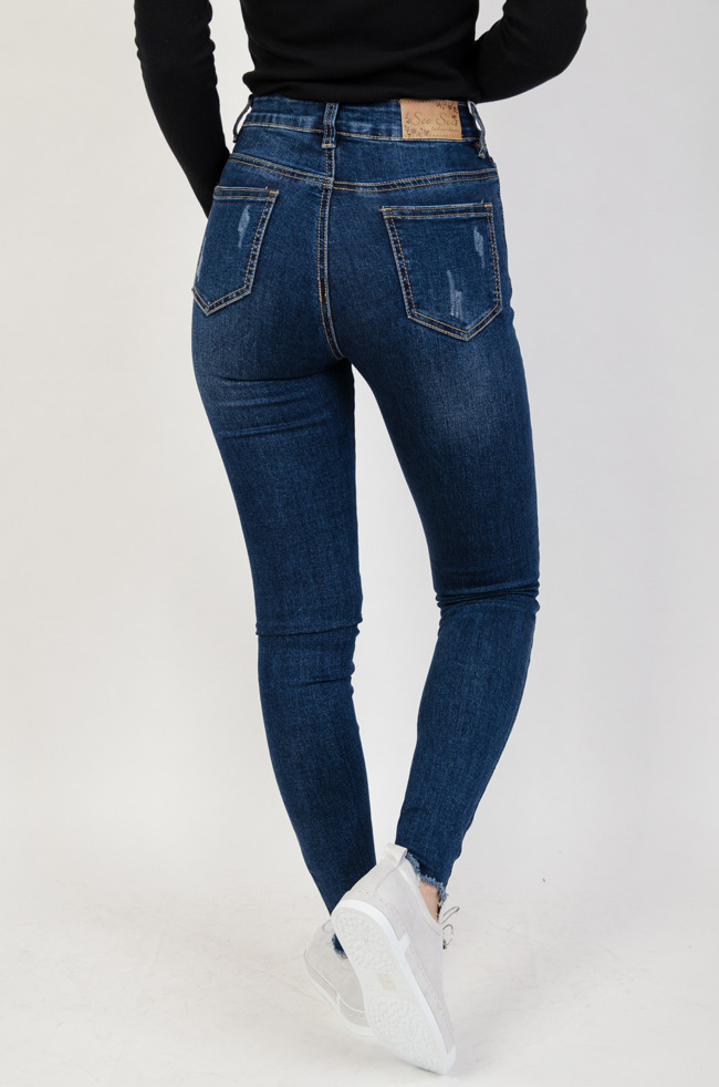  Granatowe spodnie jeansowe z przetarciami 